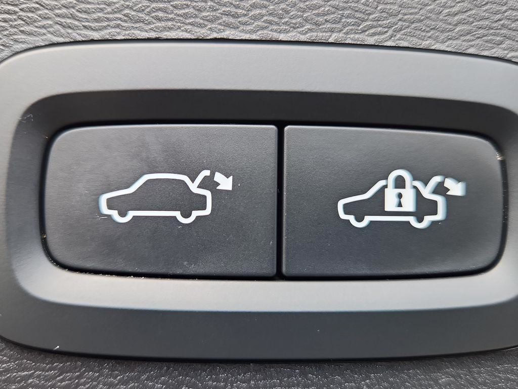 Certified 2023 Volvo XC40 B5 Plus Bright Theme