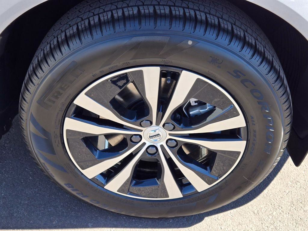 New 2025 Volvo XC60 B5 Core