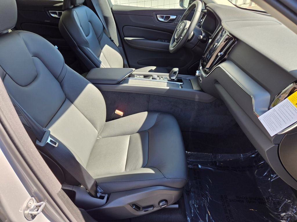 New 2025 Volvo XC60 B5 Core