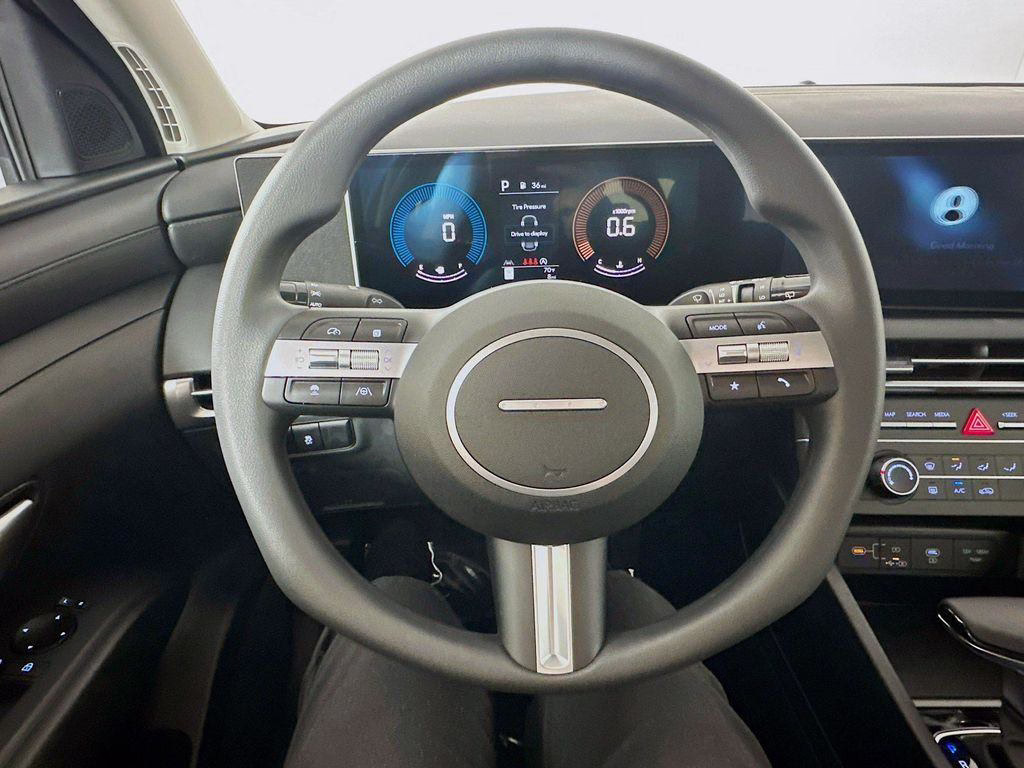 New 2025 Hyundai TUCSON SE