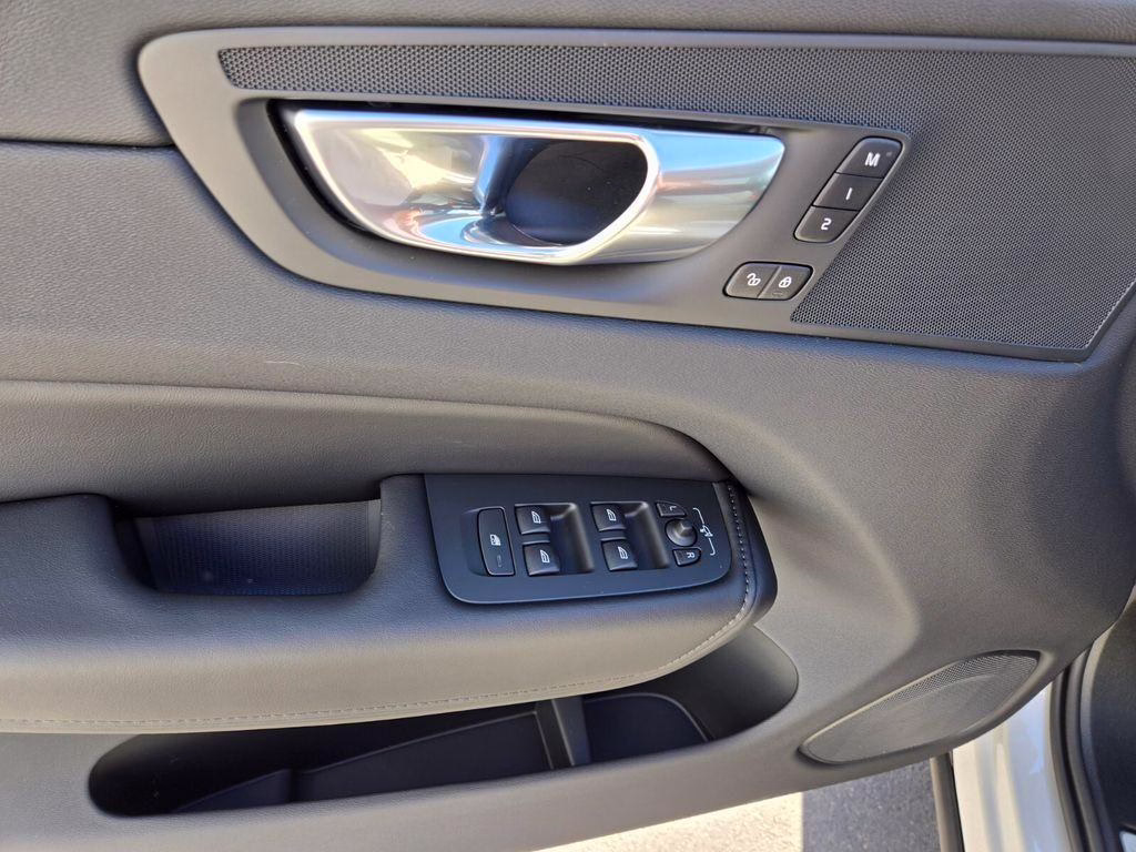 New 2025 Volvo XC60 B5 Core