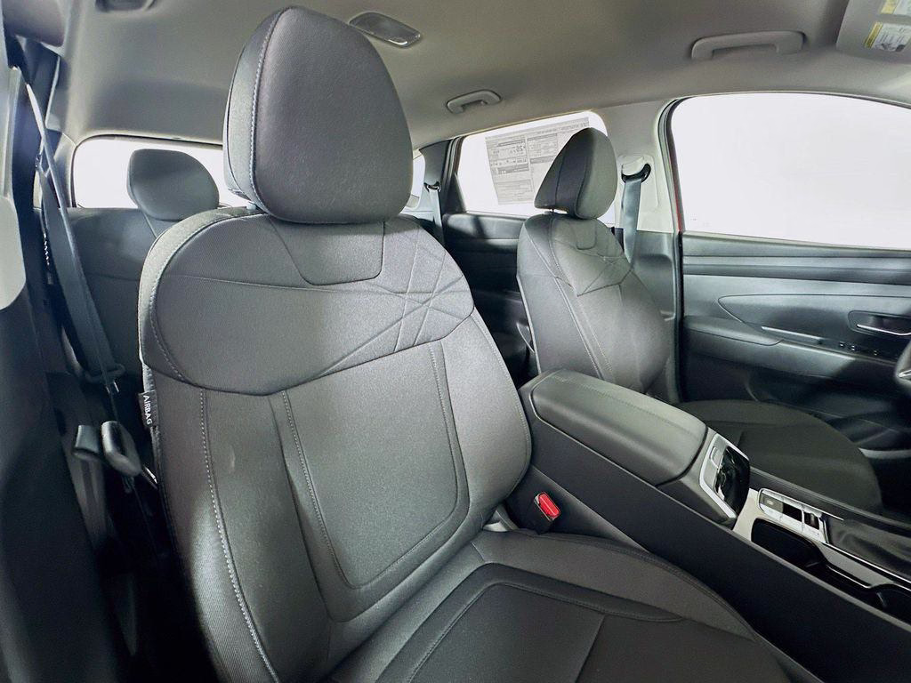 New 2025 Hyundai TUCSON SE